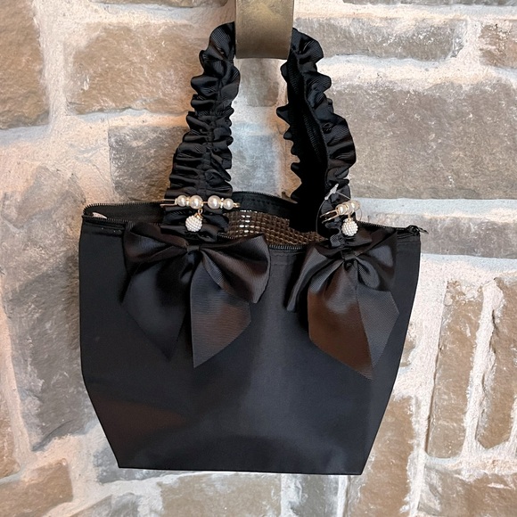 Boujee Black Insulated Lunch Tote Bag with Ruffled Handles and charms new - Picture 3 of 9